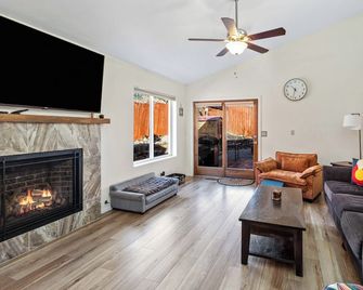 Pet-Friendly Rifle Retreat — Cozy & Modern - Rifle - Huiskamer