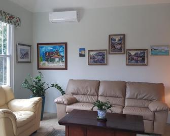 Charming , Comfortable Cottage Near Amenities - Southampton - Living room