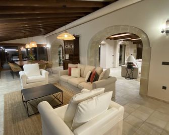 Authentic luxury close to the beaches and nature. - Lamadrid - Sala de estar