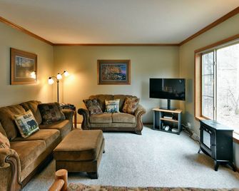 Lakefront Cabin w Screened Deck! Pontoon Rental! 2 Kayaks / Fishing Row Boat! - Birchwood - Living room