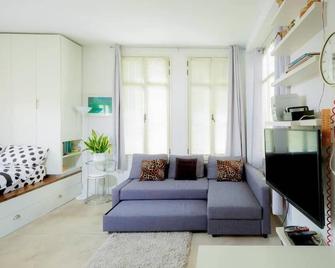 Tel Aviv charm suite jacuzzi and a view of the sea and the Carmel market - Tel Aviv - Living room