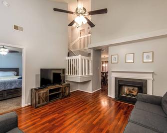 Ballantyne Area Townhome - Pet Friendly - Wesley Chapel