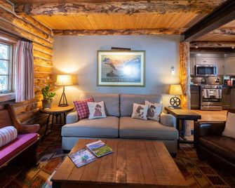 Charming & cozy house. Great location in town with relaxing patio and hot tub. - Crested Butte - Living room