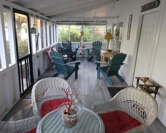 The Old Carrabelle Hotel - Carrabelle - Living room