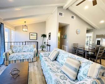 NMB walk to the beach 2BR apartment - Myrtle Beach - Living room