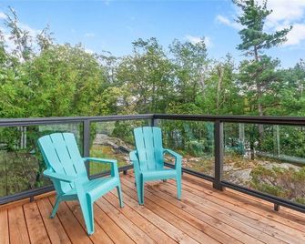 Beautiful Waterfront Retreat On Georgian Bay - Port Severn - Balcony