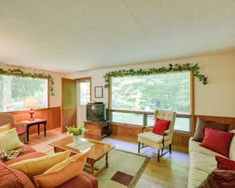 'Cherry Cottage' - Walk to Peninsula State Park! - Ephraim - Living room