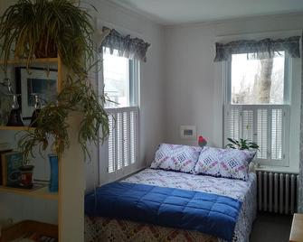 Sea Captain's Victorian studio bedroom apartment. Pets OK - Vineyard Haven - Habitación