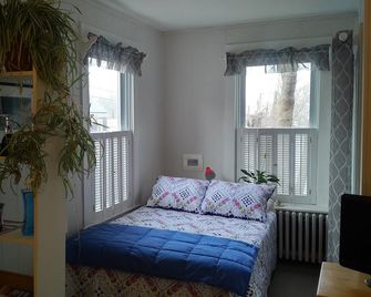 Sea Captain's Victorian studio bedroom apartment. Pets OK - Vineyard Haven