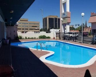 Santa Fe Inn and Suites Pueblo - Pueblo - Pool