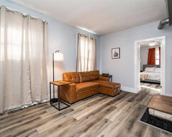 Historic Home Next to Cornell College - Mount Vernon - Living room