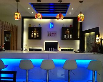 Gk Resorts - דרמאסאלה - בר