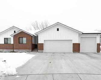 New home, any season getaway. Minutes away from everything! - Farmington - Edificio