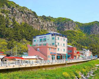 Ulleung Island Village Pension - Ulleung - Edificio