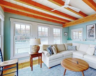 Salt Shed - East Boothbay - Living room