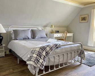 Restored 1909 2 Story Farmhouse minutes from Hamilton - Hamilton - Schlafzimmer