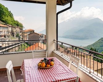 Sciura Elena's Terrace With Lake, Mounts & Valley by Halldis - Garzeno - Varanda