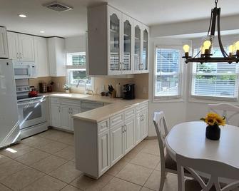 Sag Harbor Beauty - Sag Harbor - Kitchen