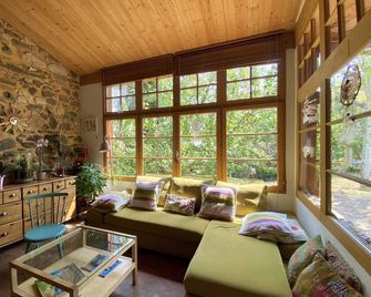 Spacious eco-friendly house of 180m2 for 10 people on the edge of a river - Clermont-l'Hérault - Sala de estar