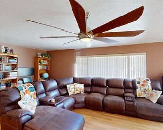 Tacit Shadow - 'Escape' Two Bedroom Suite W/ Balcony - Sleeps 9 Guests In Beds - Parowan - Living room