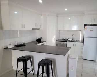 Modern self-contained 2 bedroom 2 bathroom apartment - Dalby - Kuchyň