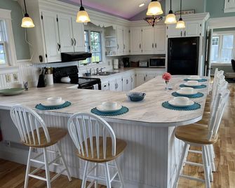 Fishermen's Cove Cottage, Pine Point, Maine - Scarborough - Dining room