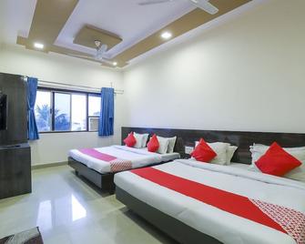 Hotel Hill Top By OYO - Daman - Bedroom