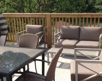 Group Accommodation for Sports Groups,Reunions,Bachelor/Ette,Corporate,Religious - Niagara Falls - Balcony