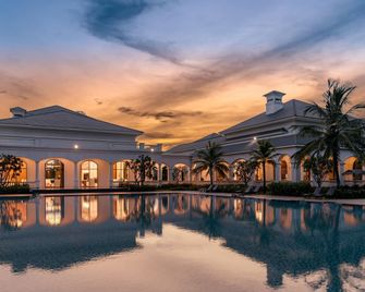 Vinpearl Cua Sot Resort Aff. By Melia - Ha Tinh - Pool