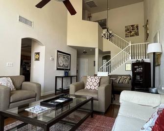 Quiet, gated exclusive private executive 3 bedrooms house.Pool, club house. - Las Vegas - Living room