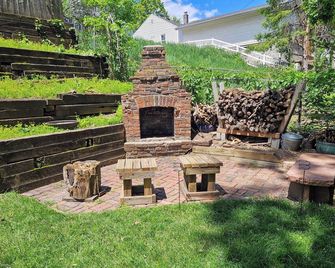 2-bedroom home w/ deck, private backyard, and outdoor fireplace. - Omaha - Patio