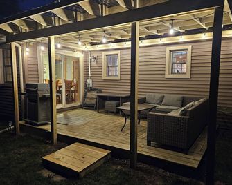 Everything new in this beautiful secluded home. Air conditioning. Wifi. Firepit. - Lexington - Patio