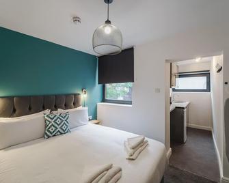 Deluxe Studio Apartments - Derby - Bedroom