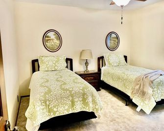 Peaceful Spacious Country house only 8 mins from the Kansas State Fairgrounds - Hutchinson - Спальня
