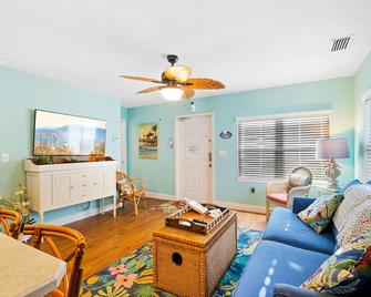 Coco Sands Beachside Cottages - Cocoa Beach - Living room