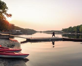6 Bed Luxury Muskoka Cottage with wood fired Sauna & Hot Tub with Sand beach - Mactier