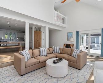 Berryville Shores : Deltaville Riverfront Getaway - Deltaville - Living room