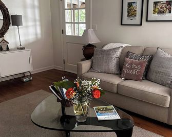 Elterwater--Your lakefront oasis, a Berkshire getaway. Long term discount. - Sheffield - Living room