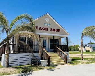 Great Rates, Cozy Cottage just minutes from the Beach ~ Enjoy the Porches ! - Colonial Beach - Edificio