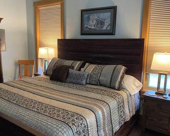 Remote Cozy Cabin outside Whitefish with WiFi and King Bed - Whitefish - Schlafzimmer