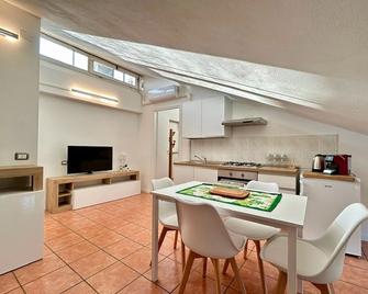 Stefano's cozy Apartment - Erba - Comedor