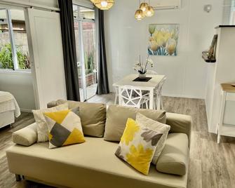 Tiaki Guesthouse - Cozy Modern Studio - 5min drive from the beach and Punaauia center - Punaauia - Salon