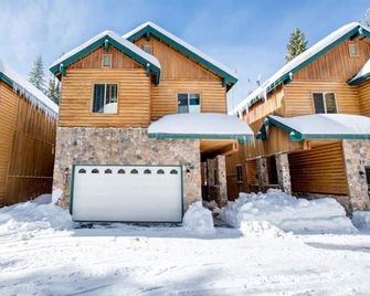 GG's Chalet - 6 Bedrooms, 4 Baths, movie theatre, jetted tub, and pool table! - Shaver Lake - Edificio