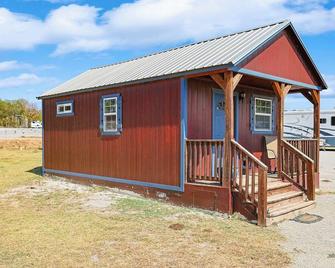 Cabin 2: Cozy Comfort by the Lake—Your Perfect Bridgeport Getaway - Bridgeport - Building