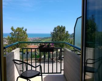 Hotel Ristorante Il Grillo - Acquaviva Picena - Balcón