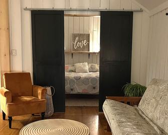 VT Cabin overlooking the West River and Village - Londonderry - Living room