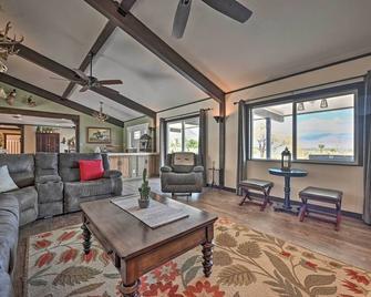 Desert Oasis with Pool, Fire Pit, Game Room, and MIL Suite - Borrego Springs - Living room