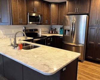 Charming 2-bedroom apartment MINUTES from Darlington Raceway with pond views - Hartsville - Кухня