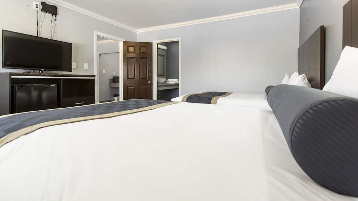 Hollywood Palms Inns & Suites