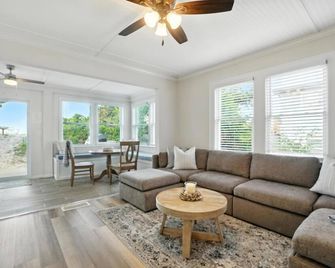 Eagles Nest Beachfront Property - נורפולק - סלון